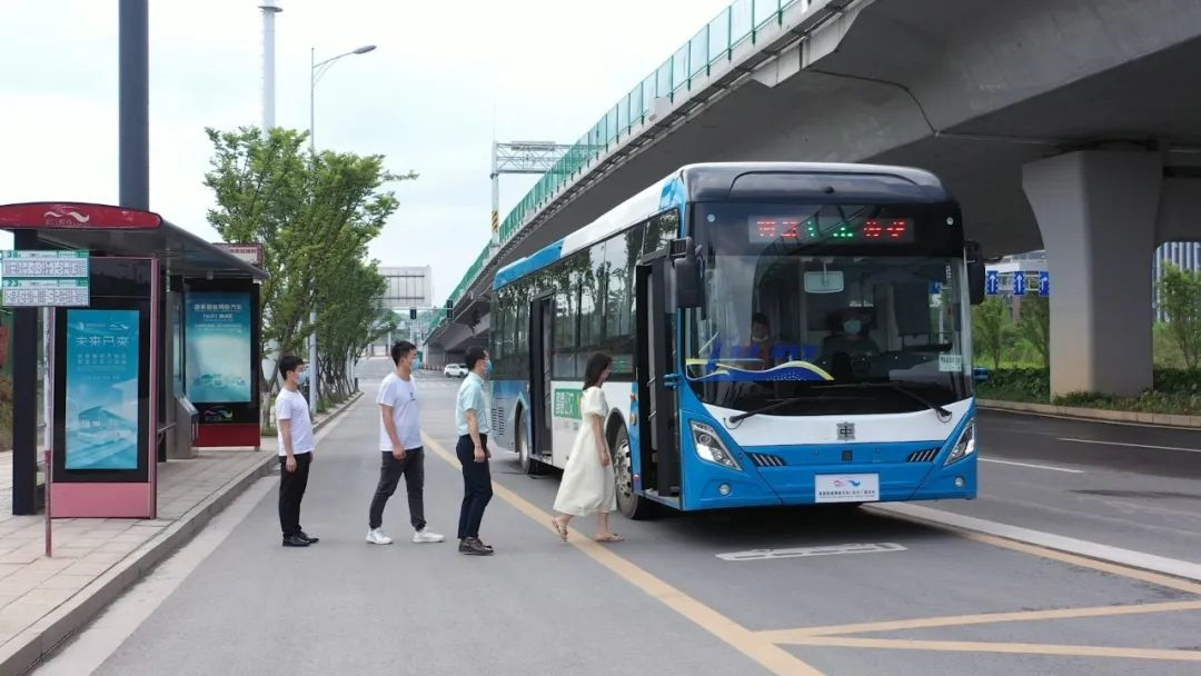 中國首個開放道路自動駕駛公車開啟常態化試運營